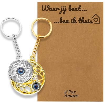 Koppel Sleutelhanger voor 2 'Waar jij bent, ben ik thuis' - Rondjes ILY IN 100 TALEN - Sleutelhanger set op Cadeau Kaartje - Zilverkleurig & Goudkleurig - Persoonlijke Hanger - Pax Amare