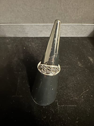 zilverkleurige ring met kriebels | Make up | Parfum | Moederdag | Verjaardagscadeau| Cadeautje| Valentijnsdag| Kado | sieraden | vaderdag | oorbellen | oorsieraden