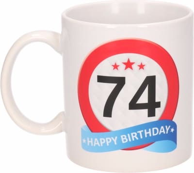 Beallatio Decorations - 74 jaar Verjaardag koffiemok - cadeau beker - stopbord print met happy birthday - 300 ml - keramiek - wit