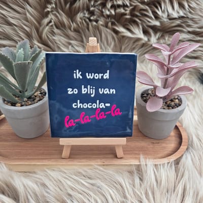 Robuust wenstegeltje “Ik word zo blij van chocolade la-la-la-la” – Keramiek 10x10 cm – Grappig Tegeltje Cadeau – Decoratieve tegel met tekst – Woondecoratie quotes