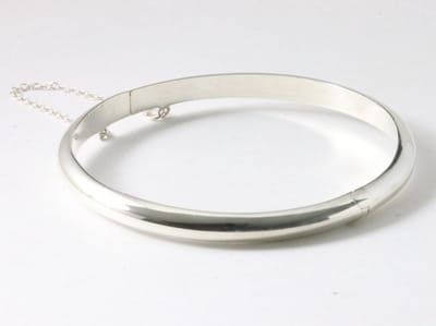 Fijne hoogglans zilveren bangle met kliksluiting