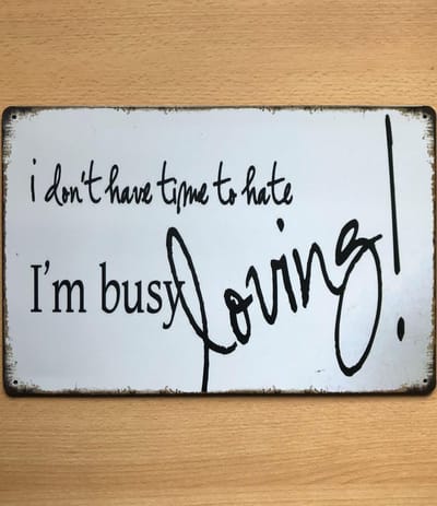 Metalen tekstbord I dont have time to hate Im busy LOVING