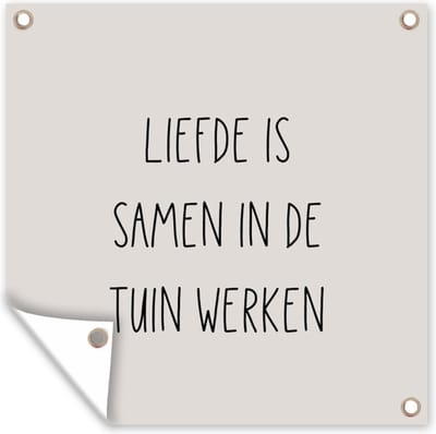 Tuinposter tekst - Schutting doek - Taupe - Zandkleur - Liefde is samen in de tuin werken - Koppel - Samen - Liefde - Spreuk - Tuinieren - 50x50 cm - Tuindecoratie- Tuindoek