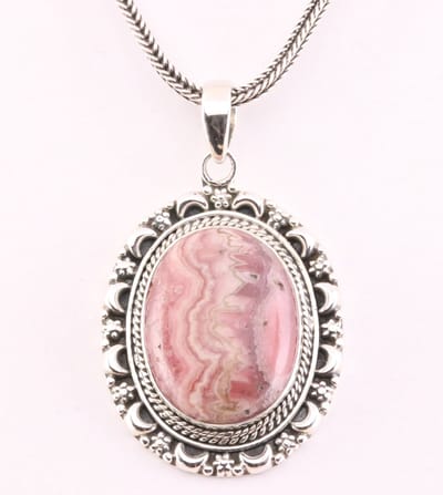 Bewerkte zilveren hanger met rhodochrosiet aan vossenstaart ketting