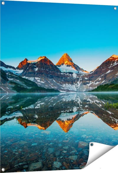 Gards Tuinposter Berg Assiniboine bij het Meer in Canada - 80x100 cm - Tuindoek - Tuindecoratie - Wanddecoratie buiten - Tuinschilderij