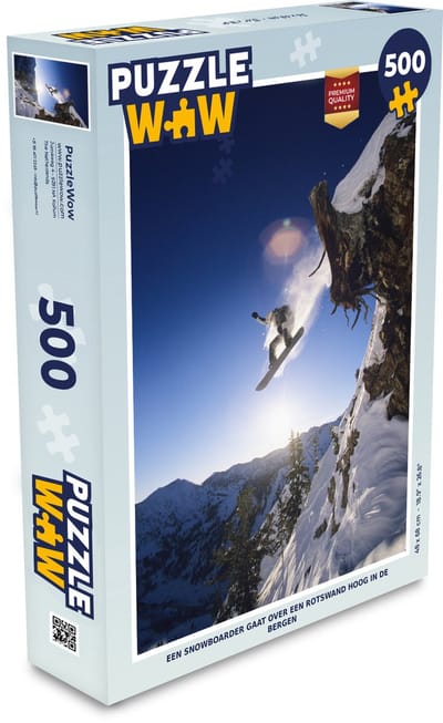 Puzzel Een snowboarder gaat over een rotswand hoog in de bergen - Legpuzzel - Puzzel 500 stukjes