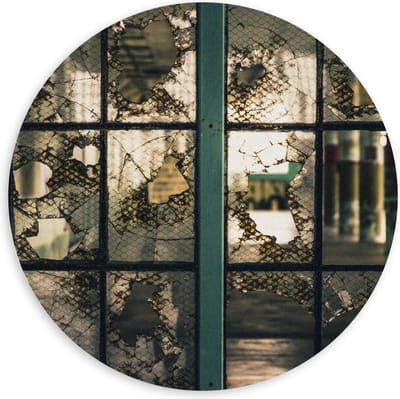 Forex Wandcirkel - Kapotte Ruitjes in Woning - 120x120cm Foto op Wandcirkel (met ophangsysteem)