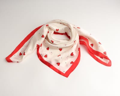 Nicole Bandana Dames – Accessories Junkie Amsterdam – 70x70 cm – Hartjes – Wit / Rood – Imitatie Satijn