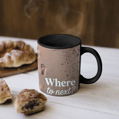 Magische Mok - Foto op Warmte Mokken - Koffiemok - Where to next - Strand - Voetstappen - Magic Mok - Beker - 350 ML - Theemok - Mok met Tekst