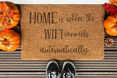 Home Is Where Wifi Connects Automatically | 90x60 cm | Nieuwe huis cadeau | Ingangsmat | Deurmat met stijl | Verhuizing cadeau | Praktisch & trendy | Perfect voor binnenkomst | Cadeau voor nieuwe woning