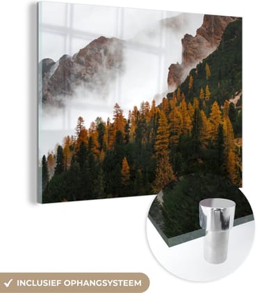 MuchoWow® Glasschilderij 120x90 cm - Schilderij acrylglas - Berg - Mist - Bos - Foto op glas - Schilderijen