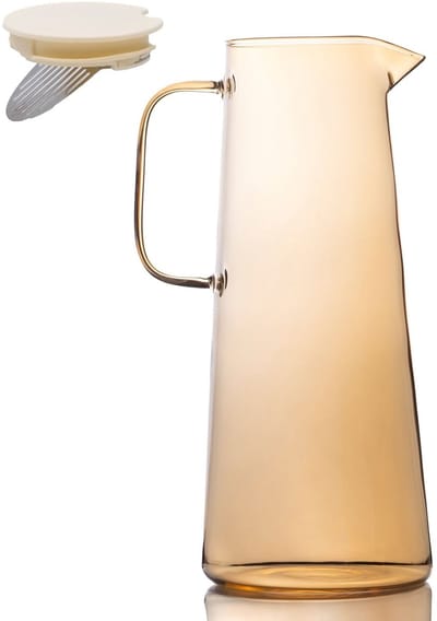 Intirilife Karaf, Glazen Kan, in Amber - 1.7 Liter Capaciteit - Glas, Waterkan met Deksel en Zeef voor Warme en Koude Dranken, Thee, Sap, Limonade