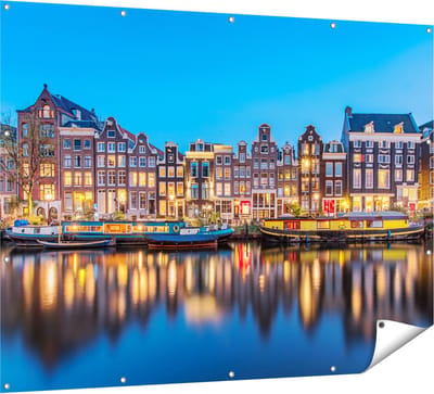Gards Tuinposter Amsterdamse Huisjes in de Avond met Lichten - 160x120 cm - Tuindoek - Tuindecoratie - Wanddecoratie buiten - Tuinschilderij