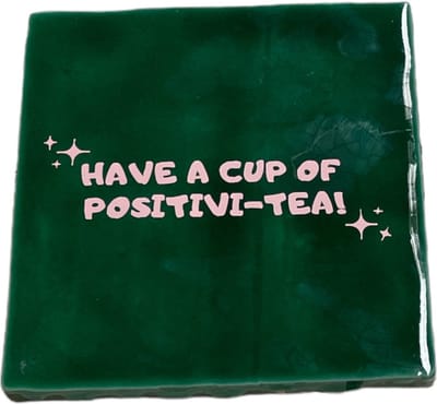 Hippe tegeltje met tekst: Have a cup of positive tea | Dennengroen met pastel roze | Gepersonaliseerde cadeau | Hippe Spreuktegel | Nieuwe woning cadeau | Housewarming cadeau | Quote tegeltje met Thee tea
