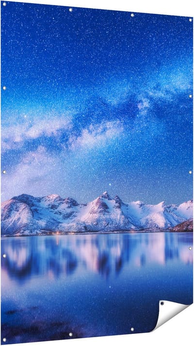 Gards Tuinposter Melkweg bij Besneeuwde Bergen - 120x180 cm - Tuindoek - Tuindecoratie - Wanddecoratie buiten - Tuinschilderij