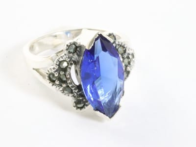 Zware zilveren ring met blauwe saffier en marcasiet - maat 18.5