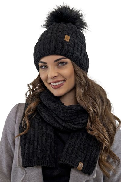 Vivisence Dames Winter Muts En Sjaal Set - Zachte Breiwerk Met Fleecevoering En Pompon Van Imitatiebont - Houdt Warm En Comfortabel Tijdens Koude Winterdagen En Past Dankzij Elastische Pasvorm - Zwart