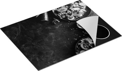 Chefcare Inductie Beschermer Gezonde Salades op een Marmeren Plaat - Zwart Wit - 70x50 cm - Afdekplaat Inductie - Kookplaat Beschermer - Inductie Mat