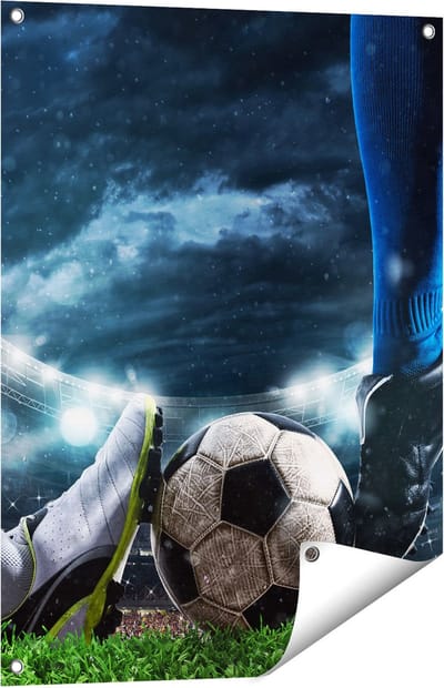 Gards Tuinposter Voetbal Sliding op de Bal in het Stadion - 60x80 cm - Tuindoek - Tuindecoratie - Wanddecoratie buiten - Tuinschilderij