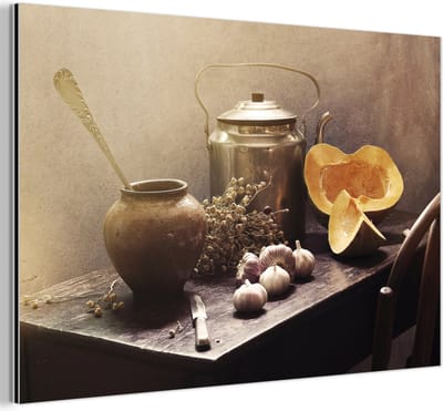 Aluminium schilderij 180x120 cm - Wanddecoratie metaal - Stilleven - Pompoen - Knoflook - Pan - Tafel - Metalen muurdecoratie woonkamer - Decoratie industrieel - Foto op dibond - Industriële accessoires slaapkamer