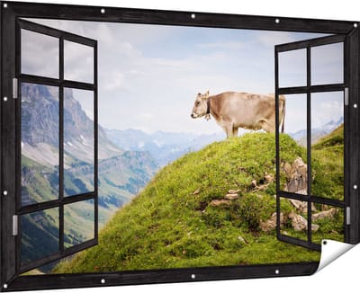 Gards Tuinposter Doorkijk Koe in de Bergen - 180x120 cm - Tuindoek - Tuindecoratie - Wanddecoratie buiten - Tuinschilderij