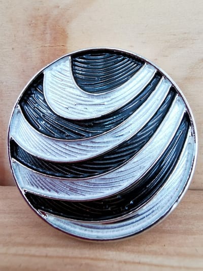 - Magneet - broche - elegant - rond - Roomwit/zwart schuinstreep - kleur voor omslagdoek, sjaal en vest en als broche te sluiten zonder gaatjes te veroorzaken.