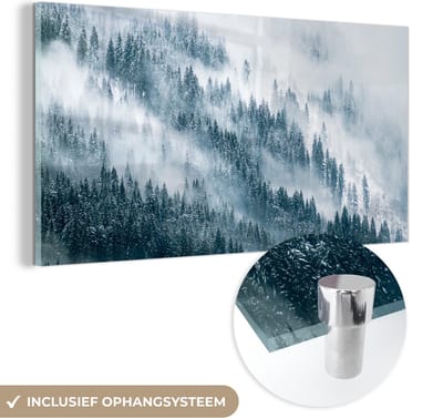 MuchoWow® Glasschilderij 120x60 cm - Schilderij acrylglas - Winter - Mist - Bos - Sneeuw - Den - Foto op glas - Schilderijen