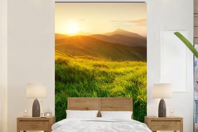 Behang - Fotobehang Gras - Heuvels - Zon - Natuur - Landschap - Breedte 200 cm x hoogte 300 cm