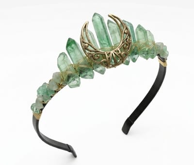Groen kristallen tiara met goudkleurige maan hanger – diadeem voor dames – fantasy hoofdband met edelsteen look en maanmotief – geschikt voor festivals, bruiloften en fotoshoots