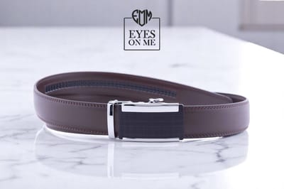 Bruine 150 cm lange lederen riem zonder gaatjes met automatische gesp voor heren met een maatje meer ( Model N033 )