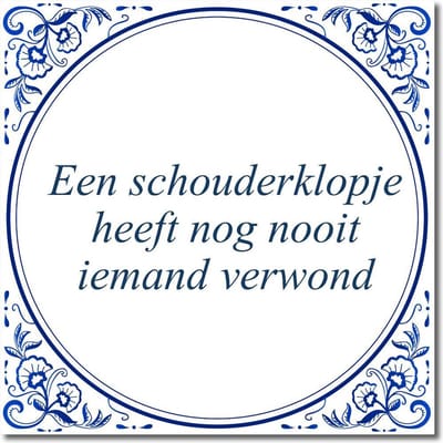 Tegeltje met standaard - Een schouderklopje heeft nog nooit iemand verwond
