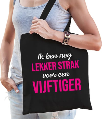 Ik ben nog lekker strak voor een vijftiger cadeau tas zwart voor dames - 50 jaar verjaardag kado tas / shopper / Sarah
