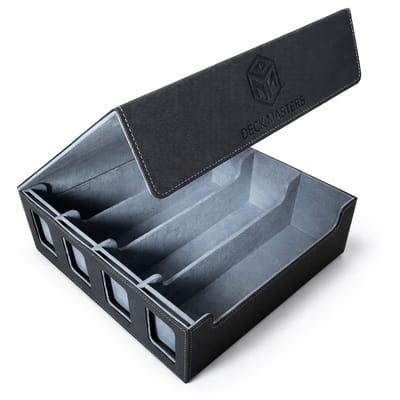 Deckmasters - Luxe Deckbox & Kaarten Display – 4 Rijen – Geschikt voor TCG, MTG & Yu-Gi-Oh – capaciteit 3000+ Kaarten of 640+ Toploaders – Met Afneembaar Speelmat Deksel – PU Leer & Suède