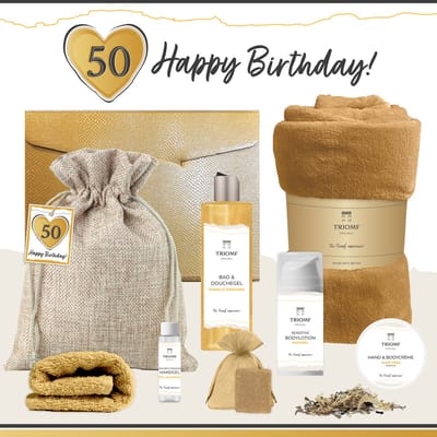 Geschenkset “50 Happy Birthday!” - 8 producten - 1210 gram - Triomf Cosmetica | Cadeau voor haar Vijftig jaar Cadeaupakket Wellness Pakket Douchegel Giftset Fleece deken Handdoeken Verjaardag Gefeliciteerd Fifty Gift Set Okergeel Goud