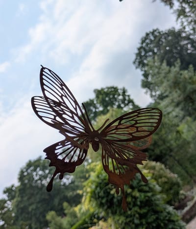 Ornament voor binnen of buiten in de tuin; dubbele roestige vlinder