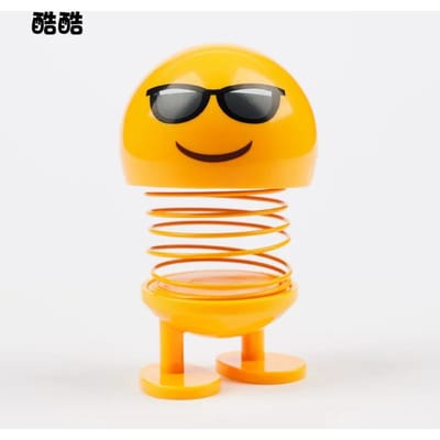 1 Stuks Diverse Grappige Expressie Poppen Met Auto Veren Interessante Schud Gele Grappige Auto Huis Interieur Decoratie Accessoires