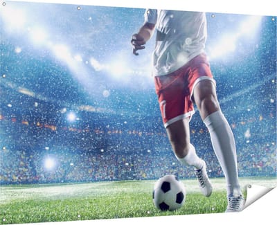 Gards Tuinposter Voetbal Speler met de Bal in een Druk Stadion - 180x120 cm - Tuindoek - Tuindecoratie - Wanddecoratie buiten - Tuinschilderij