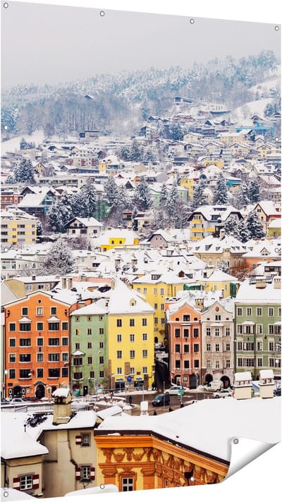 Gards Tuinposter Gekleurde Huisjes met Sneeuw in Oostenrijk - 120x180 cm - Tuindoek - Tuindecoratie - Wanddecoratie buiten - Tuinschilderij