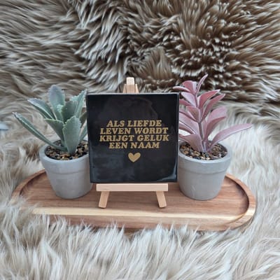 Robuust wenstegeltje "Als Liefde Leven Wordt " – Hip trendy tegeltje – Geboortecadeau – Cadeau voor Nieuwe Woning, Housewarming of Gezinscadeau – Sfeervol en Persoonlijk - Vriend(in) - Zomaar – Decoratief Tegeltje met Standaard – Cadeau Idee