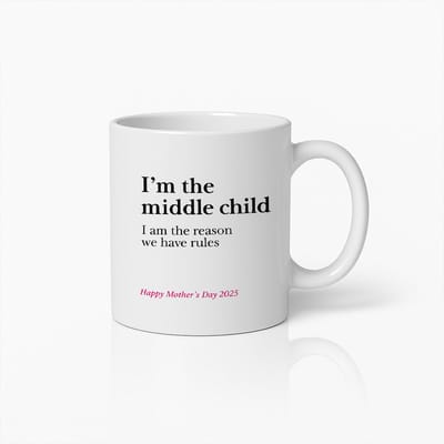 Koffiemok 330ml – "Ik ben het middelste kind, ik ben de reden dat we regels hebben" Grappige Quote – Moederdag 2025 Cadeau voor Mama, Familie Humor Mok