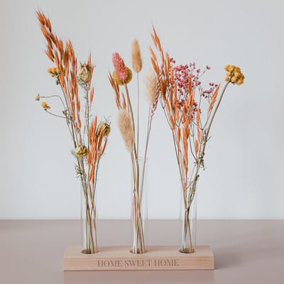 Gedroogde Bloemen met 3 vaasjes in gegraveerde houder - Droogbloemen - Dried Flowers - Hoogwaardig massief beukenhout - Laser gegraveerd - Verzorgingstips meegeleverd - 6 maanden mooi