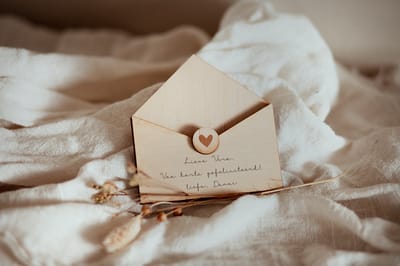 Bolletoet houten envelop - hartje - eigen tekst - personaliseren - cadeau - verjaardag - bruiloft