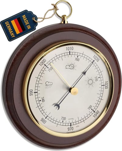 Analoge barometer van walnoot voor weersvoorspelling