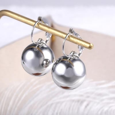 Damesmode Balvormige Hangende Oorbellen Boheems Creatief Wit / Goudkleurig Balvormig Hangende Oorbellen Sieraden Beste Cadeau Voor Vriendin zilver witte kleur