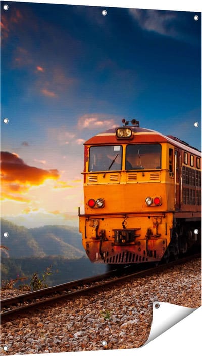 Gards Tuinposter Trein tussen de Bergen in Thailand - 80x120 cm - Tuindoek - Tuindecoratie - Wanddecoratie buiten - Tuinschilderij
