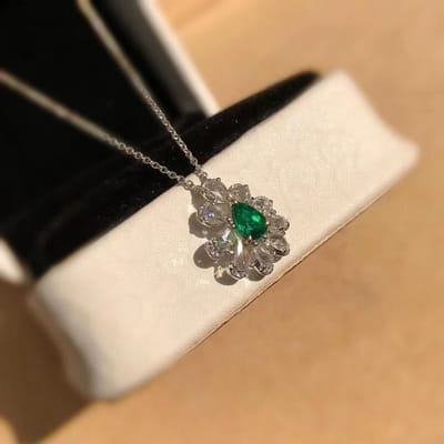 Gepersonaliseerde Modieuze Zilveren Ketting voor Vrouwen met Cultivation Emerald Hanger Ontwerp beige