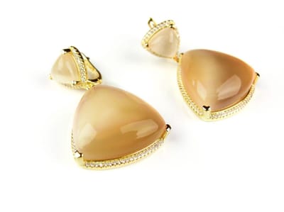 Zilveren oorringen oorbellen geel goud verguld Model Triangel Love gezet met bruine stenen en cubic zirconia