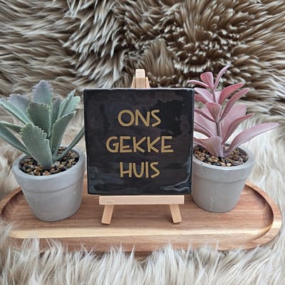 Robuust Wenstegeltje – Ons Gekke Huis – Hip trendy tegeltje – 10x10 cm – Cadeau voor Verjaardag, Housewarming of Gezinscadeau – Sfeervol en Persoonlijk - Vriend(in) - Zomaar – Trendy nu – Decoratief Tegeltje met Standaard – Cadeau Idee