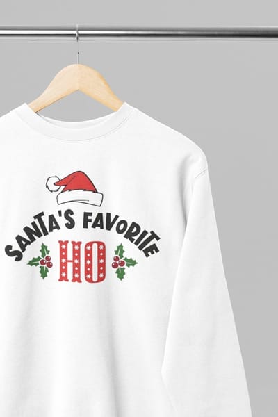 Foute kersttrui - Santa's favorite ho - Wurban Wear | 18+ | Grappige sweater | Leuk cadeau | Unisex sweater | Oversized sweater | Kersttrui heren | Foute kerstkleding | Kerst sweater | Kerst diner | Kersttrui dames | Foute kersttruiendag 2025 | Wit