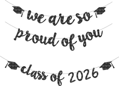 Daity Twee sets afstudeerdecoraties voor 2026 - inclusief "We Are So Proud of You" - een "class of 2026"-bord en voorgemonteerde afstudeervlaggen en -kransen - geschikt voor afstudeerfeesten op de middelbare school/universiteit (zwart).